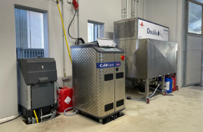 A CalfExpert calf feeder with two stations and the DoubleJug milk cooling tank